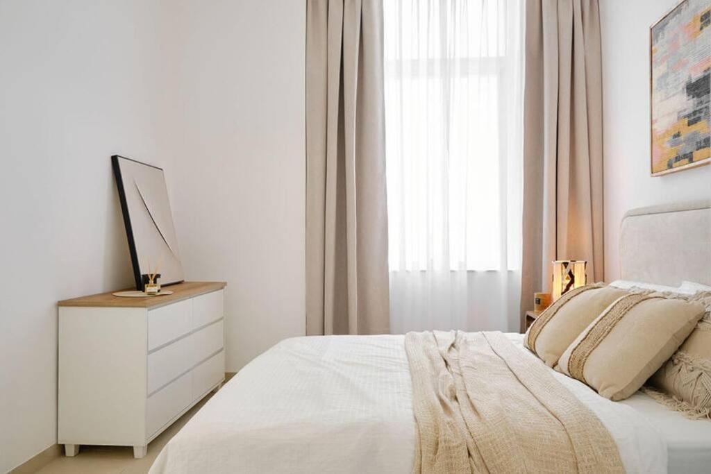 Modern 1-bedroom In Marina Botanica Tower Dubai